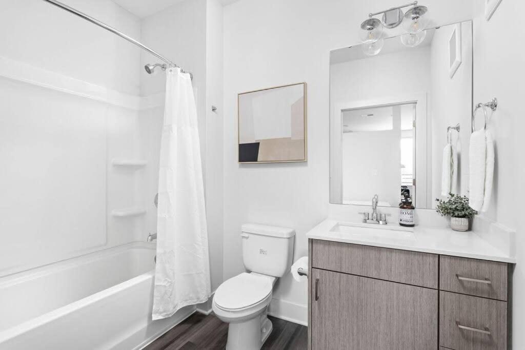 Mid-Century Modern Studio Cozysuites Downtown Индианаполис Экстерьер фото
