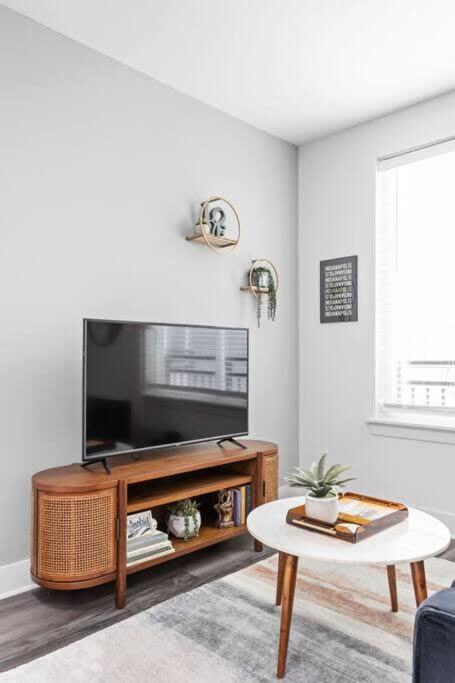 Mid-Century Modern Studio Cozysuites Downtown Индианаполис Экстерьер фото